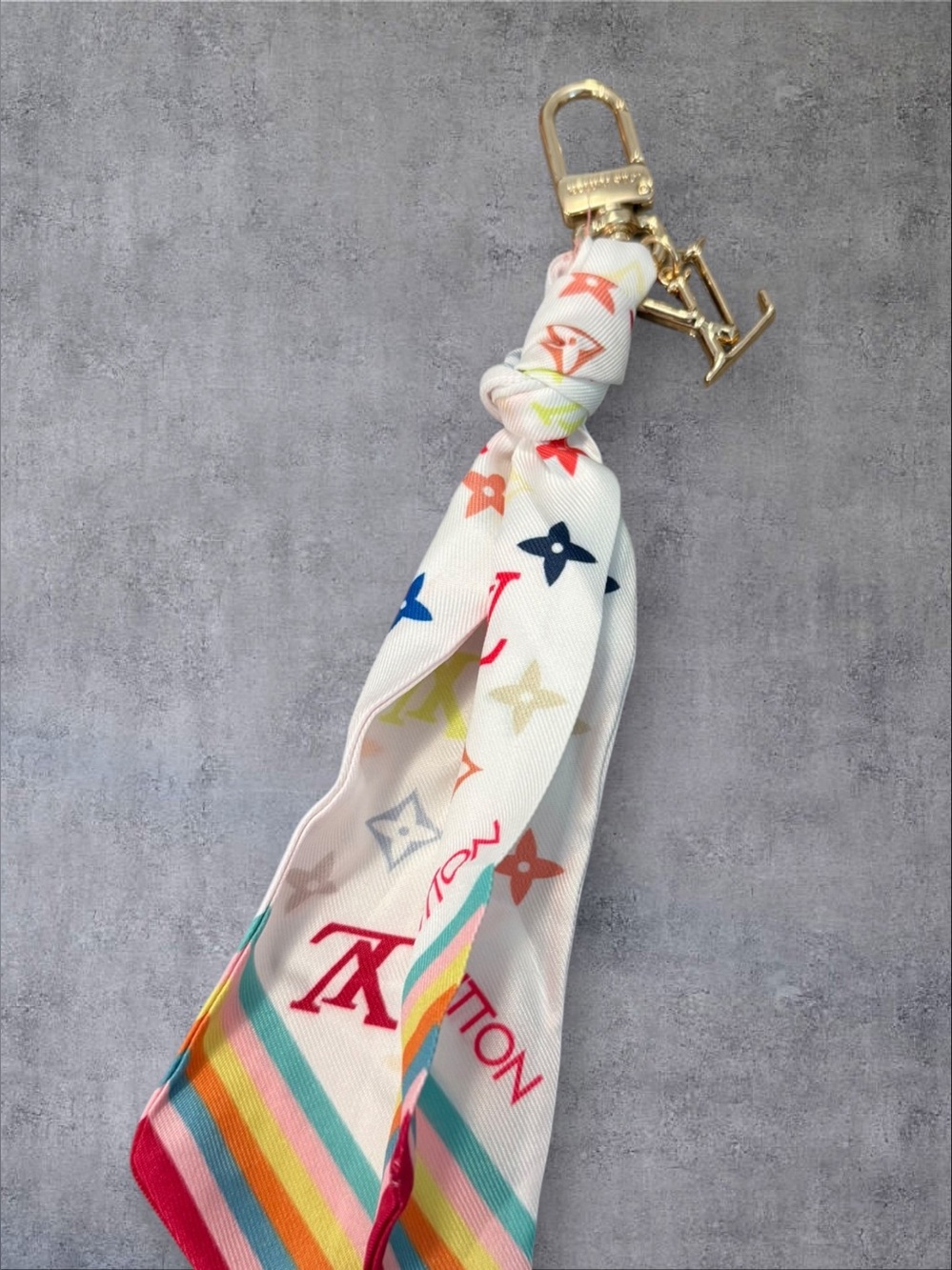 NWOT Source Unknown White Multicolor Logo Scarf Keychain with Gold Clip